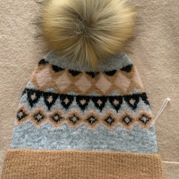 Women’s knit cap& beanie with fur pompon - Picture 2 of 4